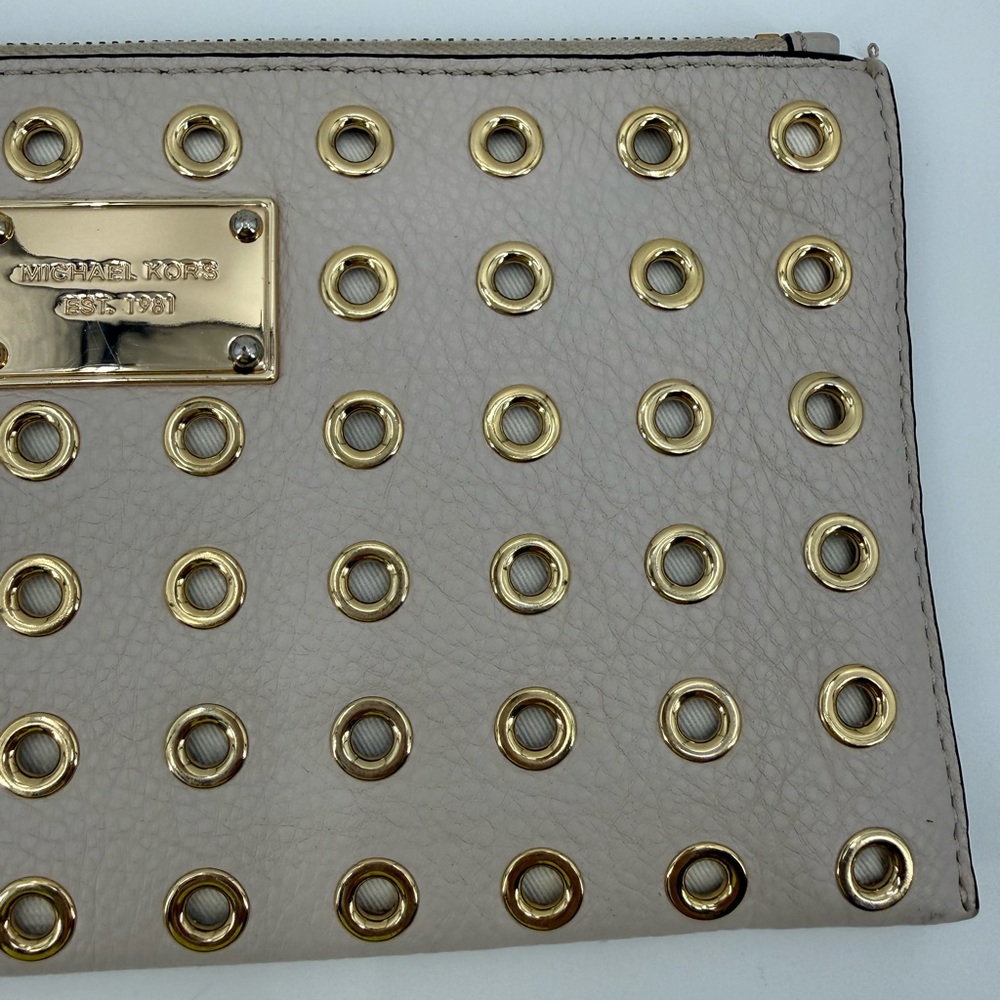 Michael Kors Studded Wristlet Clutch Beige Leather Gold Grommet Zip Pouch Wallet - Picture 4 of 16